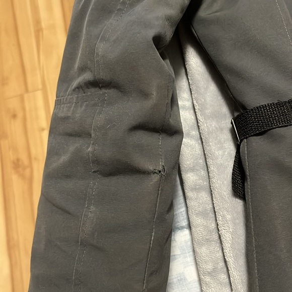 Pics for buyer small hole in arm seams - Picture 2 of 4